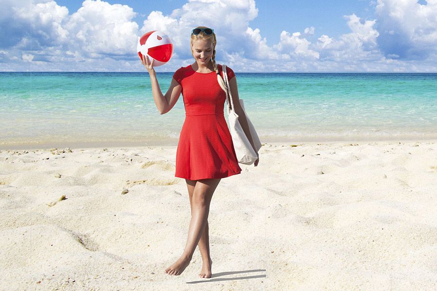 wit/rode strandbal aan het strand met bedrukking
